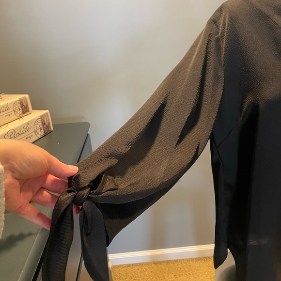 Michael Kors V-Neck Satin 3/4 tie sleeves - Picture 2 of 9